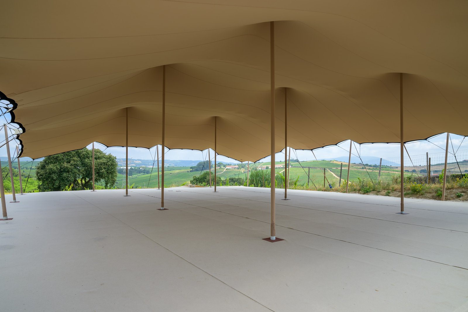 The empty pavilion open to the Alenquer hills